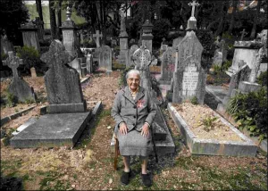 Жителька міста Лісабона Аделіна Пірес 70 років доглядає та прибирає Британське кладовище у португальській столиці
