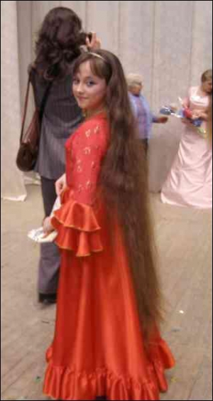  Юлія Стахнюк — переможниця рівненського конкурсу ”Коса моя — краса моя” серед молодших. Довжина волосся дівчинки — 135 см