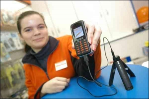 Наталя Кароль зі столичного магазину ”Мобілочка” показує телефон ”Алкател Е801” за 460 гривень. У режимі розмови його акумулятор має витримати 10 годин 