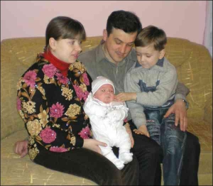 Галина и Василий Савкив с новорожденным Максимом в своей трехкомнатной квартире в городе Калуше на Ивано-Франковщине