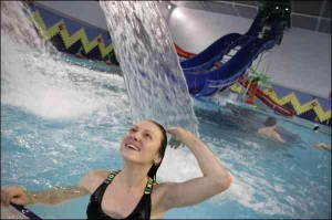 24-летняя тернопольчанка Юлия Приходько одной из первых посетительниц ныряла в бассейне нового городского аквапарка 