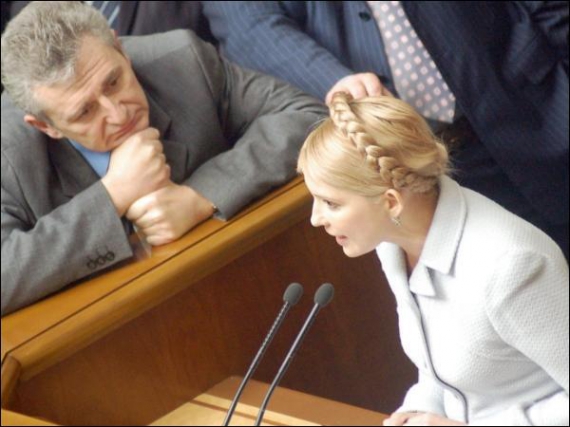 Регіонал Юрій Болдирєв несе почесну блокадну варту біля трибуни під час виступу Тимошенко