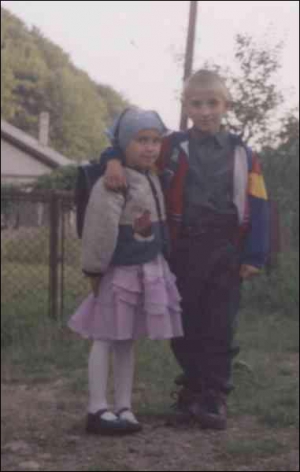 Яна Попенко вместе с братом Андреем на родительском дворе в селе Виженка Вижницкого района Черновицкой области