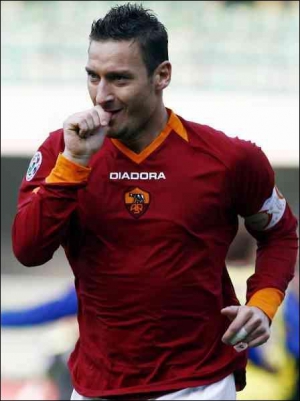 4 ноября 2005 года у Тотти родился сын Кристиан. С тех пор футболист каждый свой гол отмечает характерным жестом