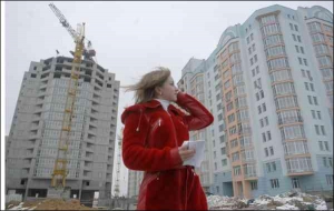 Тетяна Гладкова показує новий район, збудований ”Ліко-холдингом” на столичній вулиці Конєва. Квартири в новобудовах продавали за безпроцентними цільовими облігаціями. Ліворуч — шістнадцятиповерхівка, яку здадуть наприкінці 2007 року