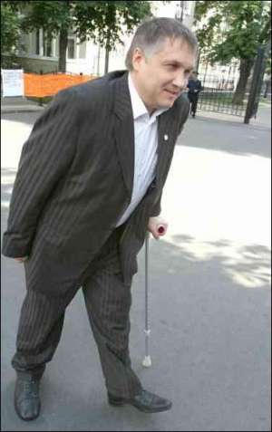 Прежний губернатор Киевщины Евгений Жовтяк 9 июня 2006 года со сломанной ногой идет по улице Банковой на встречу с президентом Виктором Ющенко. Прошло две недели после выхода указа о его освобождении от должности