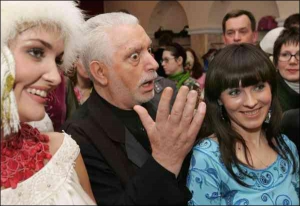 Модельєр Пако Рабанн каже, що українська дизайнерка Вероніка Жанві (праворуч) — красуня
