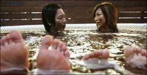 Пара ніжиться у шоколадній ванні на курорті Хот-Спрингса в Японії. Таку терапію призначають для відновлення пружності шкіри