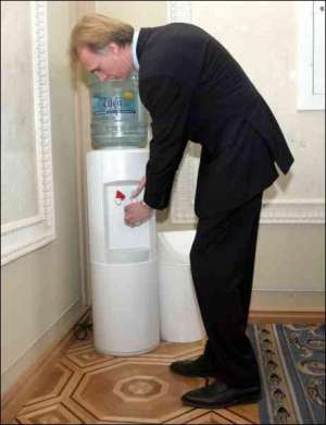 Владимир Огрызко вчера пил много воды. Еще несколько дней он будет исполняющим обязанности министра иностранных дел
