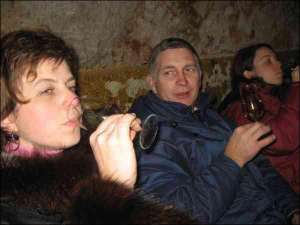 Олена та Сергій Шамшини дегустують вина в Середнянському винному льосі