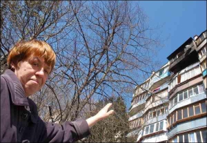 Наталия Мартыненко показывает балкон на восьмом этаже, где произошел взрыв