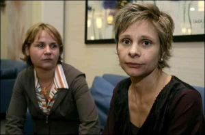 Врач из французского города Периге Лоренс Трамуа (слева) поручила медсестре Шанталь Шанель (справа) сделать смертельную инъекцию хлорида натрия пациентке Паулетт Дрюе. Последняя страдала от рака поджелудочной железы