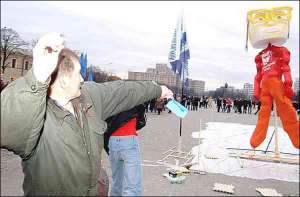 За день до выступления Юрия Луценко митинг ”Народной самообороны” запретили проводить на площади Свободы в Харькове — мол, организаторы не подготовили его должным образом. А Партии регионов, коммунистам и социалистам пикет позволили. Участник пикета ”Нет 