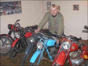 Львовянин Дмитрий Степанов показывает свою коллекцию мотоциклов. Держит за руль и бак трехпередачный ”Минск”