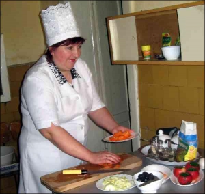 Наталия Мынюк готовит сырную начинку к фаршированным яблокам