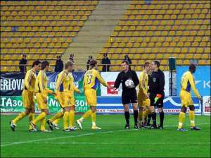 Игроки ”Металлиста” выходят на поле стадиона ”Украина”. Через две секунды арбитр дает свисток об окончании матча