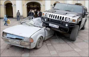 У центрі російського Санкт-Петербурга джип ”Хаммер Ейч 2” наїхав на ”Форд Ескорт”. Акцію влаштували, щоб привернути увагу влади міста до проблем паркування