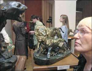 Самая большая скульптура выставки — ”Лев и львица” Кловиса Эдмона Массона