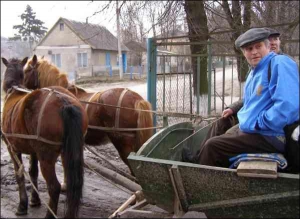 Фельдшер Петр Шмань (первый в светлой куртке) и извозчик Василий Конюшик ежедневно преодолевают на конной ”скорой” десятки километров