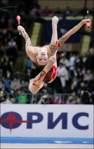 Украинка Анна Бессонова выполняет упражнение с булавами на ”Кубке Дерюгиной-2007” по художественной гимнастике