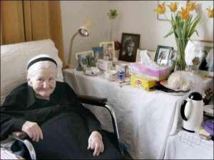 Полячка Ірина Сендлерова живе у будинку для престарілих у Варшаві. Під час Другої світової війни вона працювала медсестрою та рятувала єврейських дітей від смерті