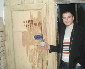 Руководитель областной ячейки ”Поры” Ярослав Годунок показывает двери в подвал, где нашли взрывчатку
