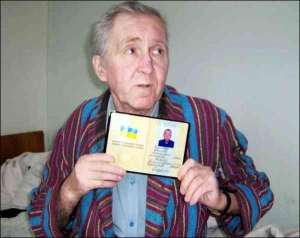 Черкащанин Валерій Караван в опіковому відділенні Першої лікарні показує новий паспорт. Рідня від нього відмовляється