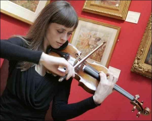 Рут Палмер играет на скрипке ”Соломон” в комнате прослушиваний аукциона ”Кристиз”