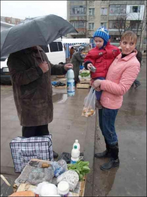 Учительница из Львова Лиля Коровкина отдает сухой хлеб женщине, у которой покупает молоко для двухлетнего сына Юрчика