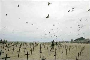 На пляжі Копакабана бразильського  Ріо-де-Жанейро встановили 700 дерев’яних хрестів. Так вшанували пам’ять людей, які загинули у місті з початку року