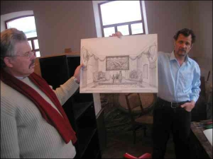 Працівники музею історії Полтавської битви Олександр Янович і Сергій Пісковий демонструють ескіз реконструкції залу музею