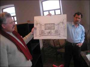 Працівники музею історії Полтавської битви Олександр Янович і Сергій Пісковий демонструють ескіз реконструкції залу музею