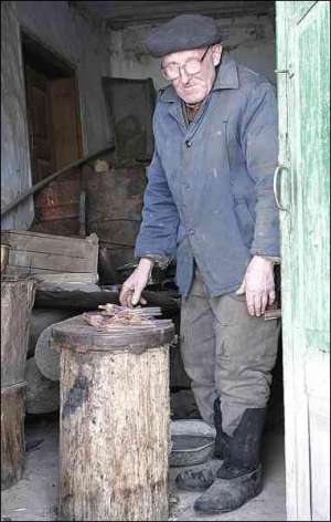 Віталій Демидюк показує свою кузню на хуторі біля селища Млинів Рівненської області. У цій місцині стоїть лише його стара хата