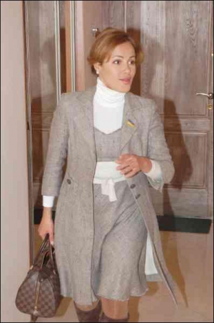 Наталья Королевская начала покупать вещи от Луи Виттона на несколько лет раньше своего лидера Юлии Тимошенко. На интервью она пришла с сумочкой этой торговой марки, которая стоит 700 евро