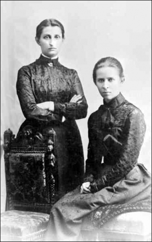 37-річна Ольга Кобилянська (ліворуч) із на сім років молодшою Лесею Українкою. Фото 1901 року