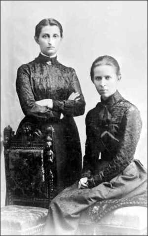37-летняя Ольга Кобылянская (слева) с младшей от нее на семь лет Лесей Украинкой. Фото 1901 года