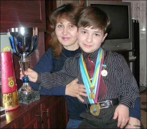 Андранік Алексанян із мамою Людмилою. У хлопчика абсолютний слух, а голос — як у італійського співака Робертіно Лоретті