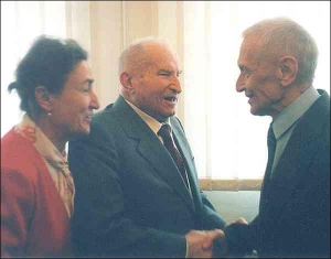 Семь лет тому назад 95-летнего юбиляра Максима Гулыя поздравлял академик Николай Амосов, в настоящее время покойный