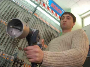 У магазині електроінструментів на Глибочицькій менеджер Максим Гончарук показує насадку для перфоратора, якою можна вирізати отвір під розетку в кахельній плитці
