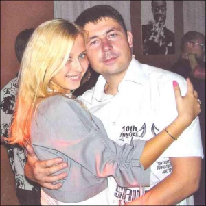 Літо 2006 року. Вінничани Олена Пащенко та Віталій Пивовар в одному з барів міста. Це фото надане знайомими братів Пивоварів, які побажали залишитися невідомими
