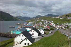 Столиця Фарерських островів — Торсхавн. Тут проживає 16 тисяч мешканців