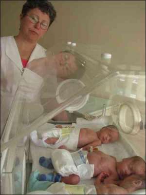 Медсестра отдела недоношенных новорожденных Владимира Вареница выхаживает тройню Волощуков в кувезе Тернопольской областной детской больницы