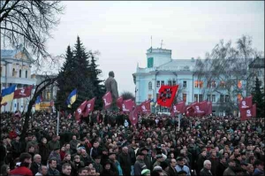 На площі Корольова у Житомирі на мітингу Юрія Луценка були прихильники різних партій