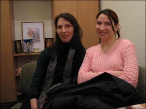 Олена Шевчук (ліворуч) очікує прийому в центрі ведичної медицини ”Расаяна”. Із нею до центру ходить донька Євгенія. Вона завжди супроводжує матір, після того як Олені поставили діагноз — рак шийки матки