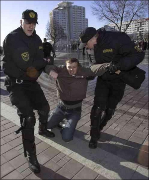 Стражи порядка задерживают участника митинга оппозиции, который проходил в столице Беларуси в прошлое воскресенье. Там отмечали годовщину ”минского майдана”