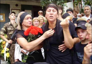 40-летняя Зоя Пащенко из Полтавы (в центре) на похоронах единственного сына Руслана, которого в прошлом году 6 августа застрелил пьяный майор Николай Венников