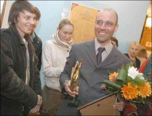 Молдавский балетмейстер Раду Поклитару держит статуэтку ”Пектораль” и диплом