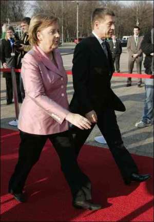 Канцлер Германии Ангела Меркель приехала вместе со своим мужем Хоакимом Сойером в Берлинскую филармонию. Концерт в ней начинал официальную церемонию празднования 50-летия Европейского Союза