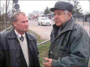 Пенсионер Михаил Танечник жалуется сельскому голове Шегиней Степану Параске (слева), что водители ночью часто сигналят и мешают людям спать