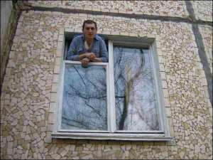 Психически больной виннитчанин Вадим Дудко выглядывает из окна собственной двухкомнатной квартиры в районе Вишенка. Выйти не может, потому что опекуны закрывают двери на замок